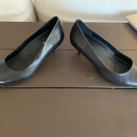 TROTTERS Ladies Kiera black pumps Sz 7M. 1” heels. 100% Leather. - Picture 3 of 8